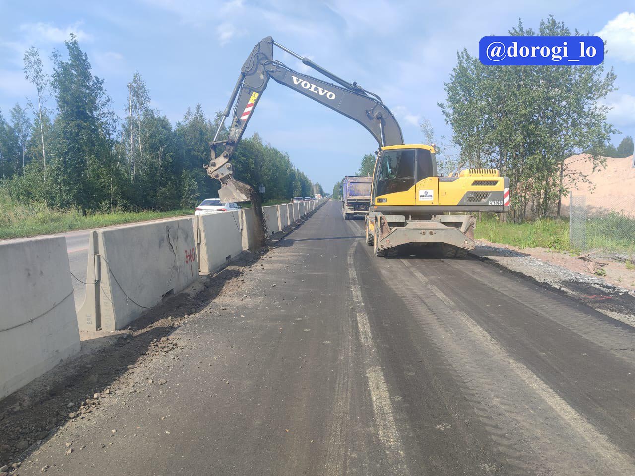 По дороге от Нового Девяткино в сторону Кузьмоловского будут введены временные ограничения  С 14 августа в связи со строительством обхода Мурино на участке автодороги Санкт-Петербург – Матокса запланирован перепуск движения на временную дорогу. Ограничения затронут участок от АЗС и далее 900 метров по Главной улице. Сейчас здесь рабочие обустраивают обочины временной дороги.  Схема перепуска движения – на фото.   Также напоминаем, что на отрезке от КАДа и вдоль Нового Девяткино начался ремонт дорожного полотна.  Важное о дорогах Ленобласти     Бот обратной связи