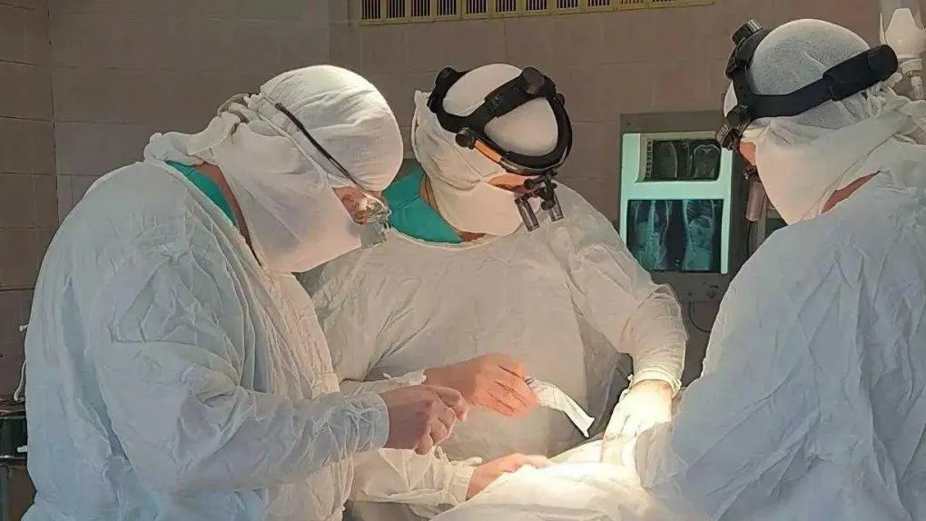 Омские врачи провели маленькой девочке сложную операцию на позвоночнике Нейрохирурги омской городской детской клинической больницы 3 провели высокотехнологичную операцию на спинном мозге 9 летней пациентки У девочки диагностировали объёмное образование спинного мозга Операция длилась три часа Сейчас девочку уже выписали домой она чувствует себя хорошо Операция на позвоночнике технически достаточно сложная сопряжена с высоким риском повреждения нервных волокон Мы с положительным результатом провели вмешательство используя в работе систему интраоперационного нейромониторинга рассказал заведующий нейрохирургическим отделением ГДКБ 3 Руслан Коваль По словам медиков система интраоперационного нейромониторинга помогает контролировать состояние спинномозговых корешков и проводимость спинного мозга Электроды регистрируют активность нервных волокон и мышц пациента что позволяет врачу отслеживать их состояние во время вмешательства и снизить риск неврологических нарушений Фото пресс служба Минздрава Омской области Om1 Омск в MAX подписывайтесь и читайте новости без ограничений