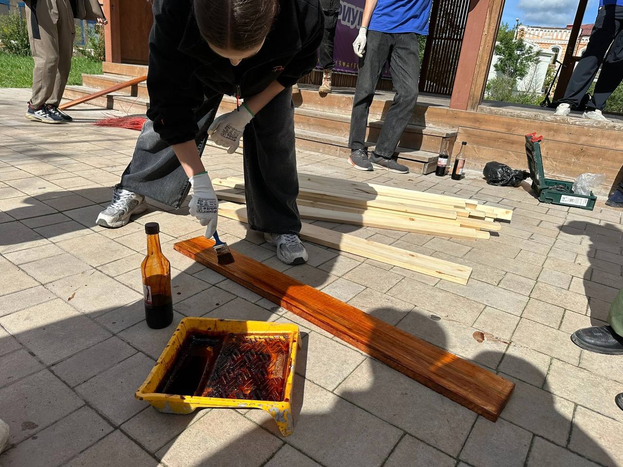 В Ачинске продолжают свою работу трудовые отряды старшеклассников Сегодня бойцы трудового отряда продолжили работу в парке «Троицкий». Ребята активно включились в благоустройство и навели порядок в нескольких зонах отдыха. В беседках восстановили часть деревянных элементов — прибили недостающие доски и аккуратно покрасили их. У сцены также провели мелкий ремонт: обновили элементы и покраску, чтобы место выглядело ухоженно и безопасно для отдыхающих. Такие работы могут казаться незначительными, но именно из мелочей складывается общий облик городского пространства. Ребята молодцы! #ТОС24 #ТОСРаботавСерьез #мыпрофессионалы #мыпрофессионалыАчинск #Ачинск