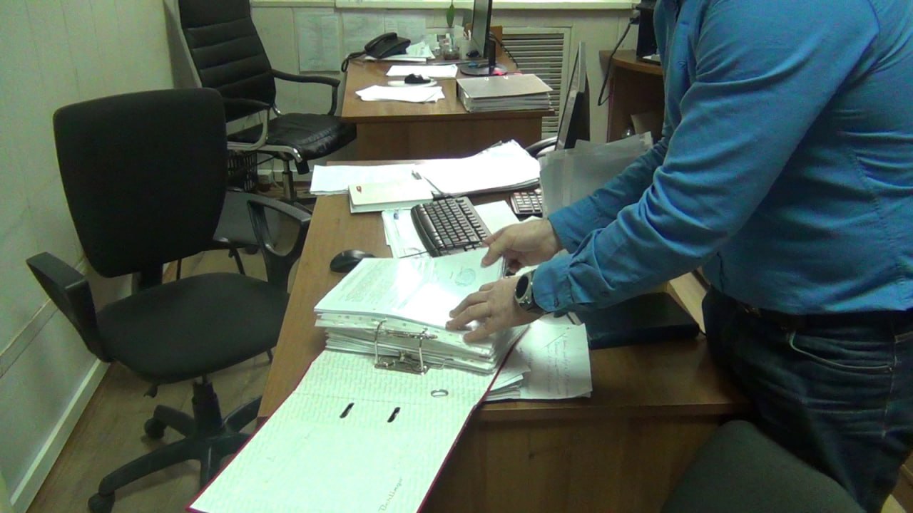 В Дагестане работники почты создавали электронные подписи покойников  Двое сотрудников отделения почтовой связи за вознаграждение вносили недостоверные сведения в единую автоматизированную систему, регистрировали электронные подписи на несуществующих либо умерших людей, сообщили в УФСБ по Дагестану.  По версии следствия, потом электронные подписи использовались третьими лицами для осуществления незаконных почтовых услуг, а также могли применяться в реализации мошеннических схем.  Правоохранители возбудили уголовное дело о неправомерном доступе к компьютерной информации.  Сейчас проводятся следственные мероприятия. Силовики устанавливают все обстоятельства совершения преступления и причастных к нему.   «ВКонтакте» и в «Одноклассниках», чтобы быть в курсе самых интересных новостей Кавказа.  Фото: УФСБ по Дагестану   -канал АиФ – Северный Кавказ
