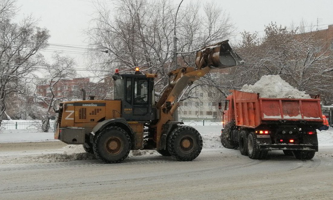 Снегопад в Новосибирской области: на дороги вышла техника    В регион пришло потепление, сопровождаемое метелью и плохой видимостью. По поручению Минтранса на трассах активно ведётся уборка снега. На дорогах работает около 1000 единиц техники.    «Дорожники в первую очередь очищают трассы с наибольшей интенсивностью движения. В настоящее время перерывов движения не зарегистрировано. Напоминаю, что по отраслевым нормативам после окончания снегопада в зависимости от технической категории дороги в течение 5-12 часов покрытие должно быть полностью очищено», — сообщил министр транспорта Анатолий Костылевский.    Жителей региона просят быть внимательными в период непогоды. По возможности лучше отказаться от дальних поездок. Если выезд неизбежен, стоит запастись тёплой одеждой и едой, а также предупредить близких о маршруте.