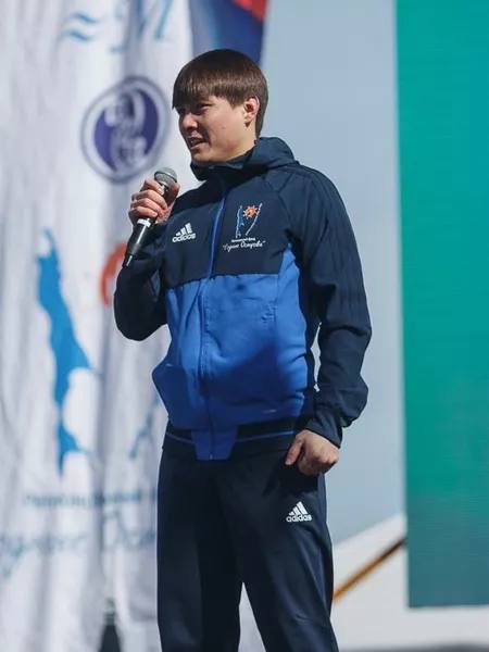 Четыре земельных участка и два дома сына "крабового короля" Олега Кана Александра обращены в доход государства в счет погашения солидарного долга 358,7 млрд рублей, следует из судебных документов, с которыми ознакомилось РИА Новости  Также приставы установили, что у Кана-младшего есть 8 машин и 40 объектов недвижимости стоимостью 299 млн рублей. Его долг перед государством составляет почти 337 млрд рублей, а сам он обвиняется в участии в преступном сообществе в целях совершения особо тяжких преступлений, контрабанде стратегически важных ресурсов и уклонении от уплаты таможенных платежей.