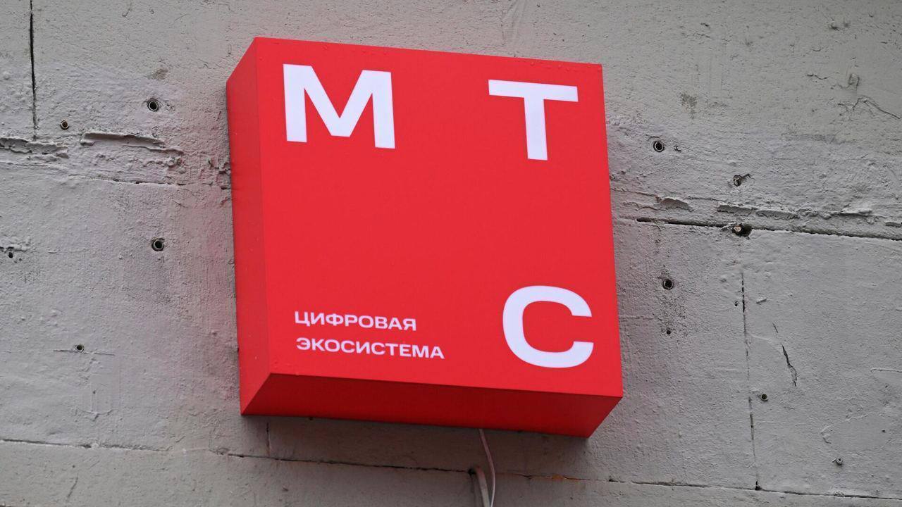 В МТС разработали сервис для распознавания дипфейков      MTS AI, входящая в МТС, разработала систему, которая может распознавать дипфейки с подменой и созданием лица, сгенерированные изображения и голоса, а также находить запрещенный контент, пишет «Коммерсантъ». Сервис планируется применять для модерации контента в соцсетях и на медиаплатформах.     ИИ-сервис анализирует изображения, видео и аудио с помощью нейросетей, которые в случае дипфейков выявляют неправильные тени, неестественные движения лицевых мышц, шумы, особенности тембра голоса.    При создании сервиса использовались разработки команды MTS и компании VisionLabs  на 99% принадлежащей MTS . В компании уверяют, что точность выявления дипфейков составляет 97,5%.