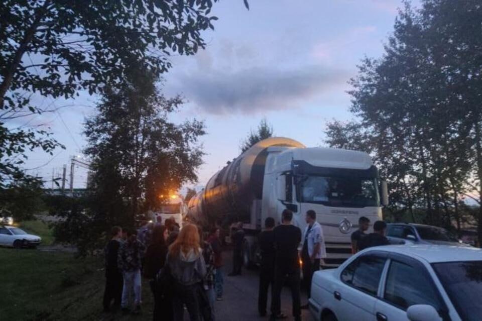В Могоче жители вышли на пикет, чтобы спасти аварийный мост  Жители микрорайона Красный мост в Могоче вышли на пикет — они остановили движение тяжёлой техники, которая пыталась пересечь аварийную переправу.  По словам очевидцев, акция была организована после того, как несколько сдвоенных цистерн с техникой золотодобывающих компаний попытались проехать по мосту, несмотря на ограничение нагрузки до 20 тонн.  Участники пикета остановили четыре машины. Люди подчёркивают: мост — единственный путь к детскому саду, аптеке, магазину и кладбищу, а также маршрутам общественного транспорта. Если переправа обрушится — район окажется в изоляции.    Предысторию смотрите в сюжете ЗабТВ.  ZAB.RU