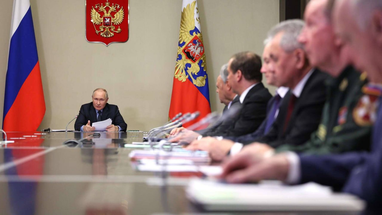 Кремль анонсировал выступление Путина в рамках которого президент РФ сделает несколько важных заявлений Ожидается что это произойдет сегодня примерно в 14 30 на оперативном совещании Совета безопасности РФ Подписаться