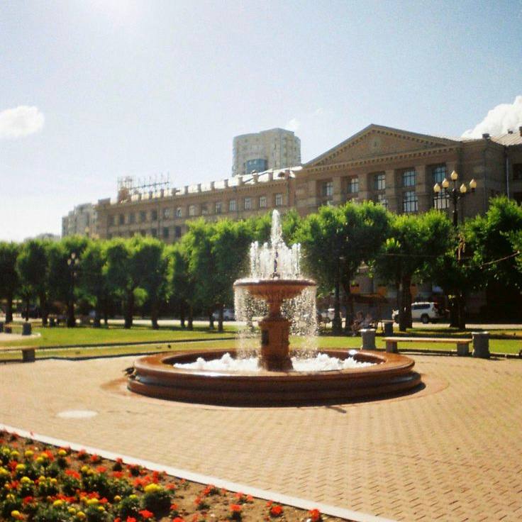 Миллион цветов украсят Хабаровск весной и летом 2026 года К посевам цветов которые украсят территорию Хабаровска этим летом приступили в МБУ Горзеленстрой На клумбы краевой столицы высадят хорошо зарекомендовавшие себя растения морозостойкие и засухоустойчивые Уже традиционно частично городские пространства начнут озеленять к 9 мая Всего в этом году будет высеяно миллион разных семян среди них бегония пеларгония петуния и другие Сейчас мы посеяли уже около 20 отмечает директор МБУ Горзеленстрой Зоя Русина Помимо цветов украсят краевую столицу новые саженцы лиственных и хвойных деревьев и кустарников Хабаровскоп уже в MAX