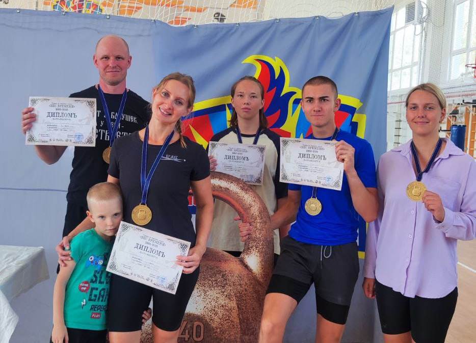 Новороссийские спортсмены отметили 140-летие гиревого спорта новыми достижениями Тренеры и воспитанники центра казачьей молодёжи «Ермак» Натухаевского станичного казачьего общества Новороссийского РКО завоевали пять медалей турнира «Вес времени», посвященном 140-летию гиревого спорта. Выступая в дисциплине «Рывок классический» одна смена рук , в своих возрастных и весовых категориях спортсмены показали следующие результаты: - Алёна Котофеева, гиря 16 кг — 89 подъемов, 1-е место; - Алексей Котофеев, гиря 24 кг — 87 подъемов, 2-е место; - Анастасия Минеева 16 лет , гиря 16 кг — 80 подъемов, 3 место. - Максим Кокорев 15 лет , гиря 16 кг — 100 подъемов, 3-е место. - Николай Велигонов 13 лет , гиря 12 кг — 40 подъемов, 3-е место. Тренеры особенно отметили отличный прогресс Насти Минеевой, которая еще в мае сделала только 56 подъемов. Кроме того, девушка была в одной категории со своим тренером, поскольку 16-килограммовая гиря – женская категория. Также стоит сказать, что Максим Кокорев и Николай Велигонов – дебютанты на соревнованиях по гиревому спорту. Сами же тренеры Алексей и Алёна Котофеевы буквально накануне завоевали медали на фестивале «Земля спорта». Пресс-служба Черноморского казачьего округа
