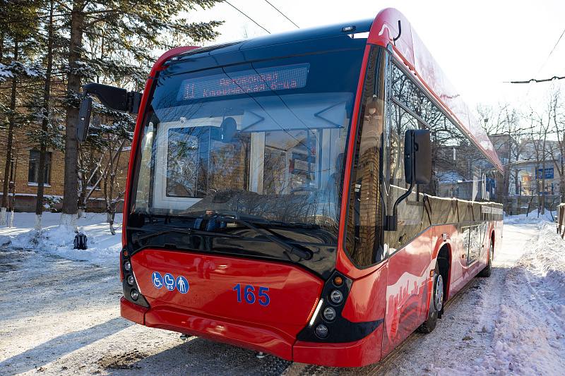 Во Владивостоке запустят в этом году новый троллейбусный маршрут до Снеговой Пади.  «В этом году благодаря обновлению троллейбусного парка планируется запустить маршрут в район Снеговая Падь. Также сейчас рассматривается вопрос о приобретении трех тяговых подстанций, которые позволят запустить маршрут по улице Маковского – от проспекта 100-летия Владивостока до разворота в районе ресторана «Лесная заимка», — сообщает Администрации города  Особенность новых машин – автономный ход. Транспорт работает как от контактной сети, так и от тяговых батарей. Троллейбусы также оснащены всем необходимым для комфорта пассажиров и водителя: современной системой кондиционирования и отопления салона, удобными креслами, видеонаблюдением, автоинформаторами, электронными табло, USB-зарядками и даже разноцветной подсветкой салона. Все троллейбусы с низким полом, оснащены откидной аппарелью и площадкой для детских и инвалидных колясок, имеют по три двери и опцию дистанционного открытия дверей, то есть пассажир может самостоятельно открыть дверь при входе в троллейбус.