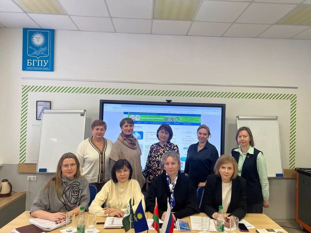 БФУ им И Канта и БГПУ им М Танка новый этап сотрудничества в сфере инклюзивного образования На площадке Белорусского государственного педагогического университета имени Максима Танка состоялась серия рабочих с представителями Кантианы Руководитель ОНК Институт образования и гуманитарных наук Анна Бударина и заместитель руководителя по развитию и проектной деятельности Олеся Парахина обсудили с проректором по научной работе БГПУ Гюльнарой Юстинской направления сотрудничества вузов На встрече с директором Института инклюзивного образования БГПУ Верой Хитрюк стороны договорились о расширении форматов взаимодействия Представители БФУ изучили работу лаборатории Образование без границ где им представили уникальный электронный каталог специализированного ПО и тренажеров для детей с ОВЗ Делегация посетила Республиканский центр развития инклюзивного образования Коллеги обсудили запуск программ повышения квалификации для специалистов и организацию научных стажировок для преподавателей БФУ на базе белорусского вуза МАХ ВК ДЗЕН