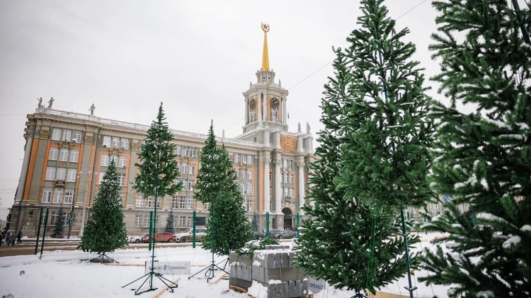 В администрации Екатеринбурга снова заговорили о ликвидации парковки на Площади 1905 года  В частности, об этом в эфире ОТВ высказался начальник городского управления культуры  Илья Марков.   Если честно, то я за то, чтобы убрать. Но я прекрасно понимаю, что тогда город и администрация должны предложить альтернативы, схемы взаимодействия с существующими подземными парковками, специальные условия для людей, которые там работают, — сказал Марков.  Вопросы по парковке на главной площади города в мэрии поднимали и прежде. Например, при проведении фестивалей «Атмофест» предлагалось не убирать с площади сады, и оставить там общественное пространства.