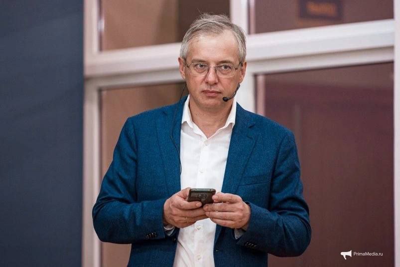Один из основателей ритейлера ДНС Дмитрий Алексеев бросил вызов маркетплейсам, обвинив их в недобросовестной конкуренции Долларовый миллиардер из Приморья, знающий все тонкости ценообразования на бытовую технику и электронику, развернул полемику в соцсетях о растущем дисбалансе между офлайн-торговлей и маркетплейсами, грозящем в итоге ударить по покупателям. Конкретных предложений для исправления ситуации глава ДНС пока не озвучивает, но позиция одного из лидеров офлайн-рынка наверняка будет учтена профильными ведомствами, которые уже говорят о необходимости усиления контроля над маркетплейсами и селлерами. "Загадаю вам загадку: почему iPhone 16 128 в М.Видео стоит 78 499 рублей, в Ситилинк - 78 490 рублей, в ДНС - 78 290 рублей, а на маркетплейсах продают тот же телефон за 61 582 рублей и за 61 260 рублей? Ну вот как можно объяснить такую разницу в цене?", — задаётся наболевшим вопросом Дмитрий Алексеев в соцсетях. "А теперь вам ещё одна загадка: как долго вообще в России будут официально растаможиваться iPhone, если маркетплейсы, лидеры розничного рынка, создали систему доставки контрабаса контрафакта по всей стране? По оценкам, сейчас уже точно больше 30%, а может и 50% iPhone попадает в страну мимо таможни", — написал глава ДНС. PrimaMediaBiz