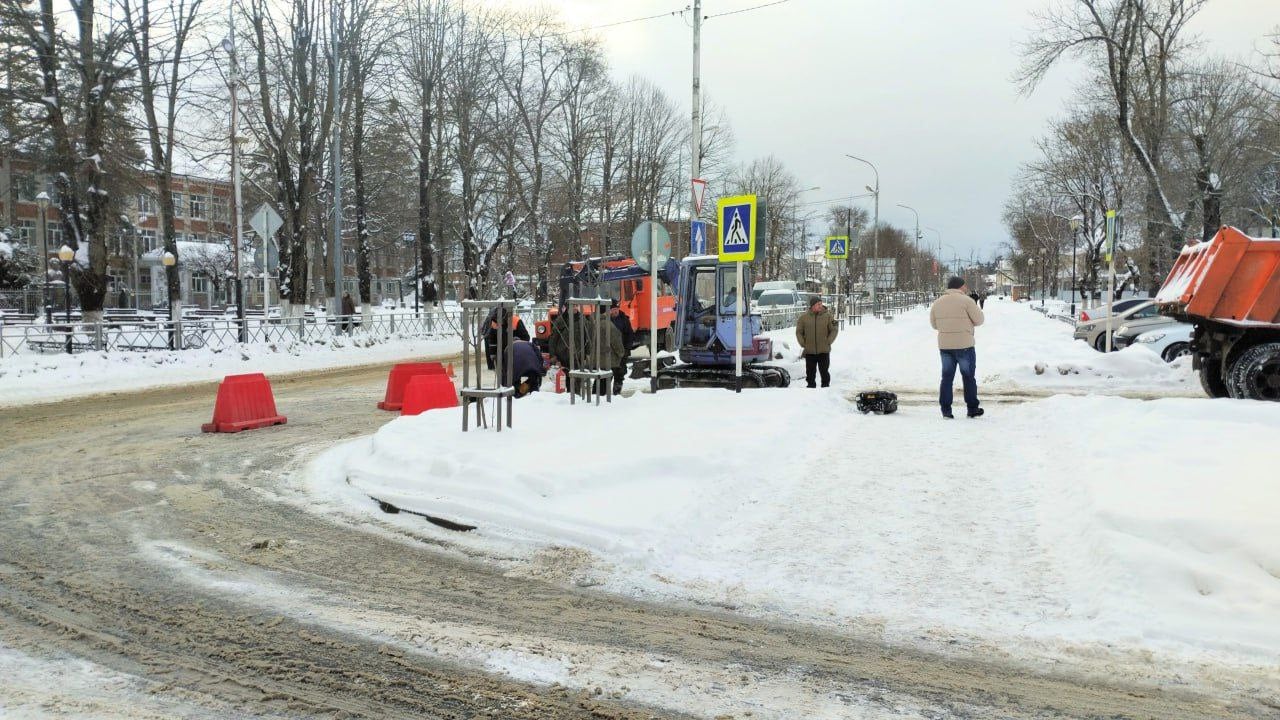 В Апшеронске временно перекрыт участок улицы Кооперативной  ОАО «Апшеронскрайгаз» информирует о том, что 25 февраля с 08.00 до 13.00 производятся  работы со вскрытием дорожного полотна по улице Кооперативная, по направлению ул. Ворошилова - ул. Ленина.   Выполнение работ связано с полным ограничением автомобильного движения на данном участке автодороги по  улице Кооперативной. Производство работ планируется без прекращения подачи газа.   Данные работы направлены на безаварийное и бесперебойное снабжение газом потребителей в отопительный период. По завершению работ движение автотранспорта будет восстановлено. ОАО «Апшеронскрайгаз» приносит извинения за временные неудобства.  Апшеронский рабочий