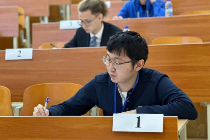  Первый в России филиал иностранного вуза наберет 75 абитуриентов Омский филиал Казахского национального университета КазНУ , первый в России филиал зарубежного высшего учебного заведения, планирует принять 75 студентов на три программы бакалавриата в рамках своего первого набора. Предполагается, что казахстанский вуз возьмет на себя расходы по обучению всех студентов в течение первого года. К образовательному процессу планируется привлекать профессоров и преподавателей из омских вузов, а также из приграничных областей и городов Казахстана. Подробнее читайте по ссылке Фото: СВФУ