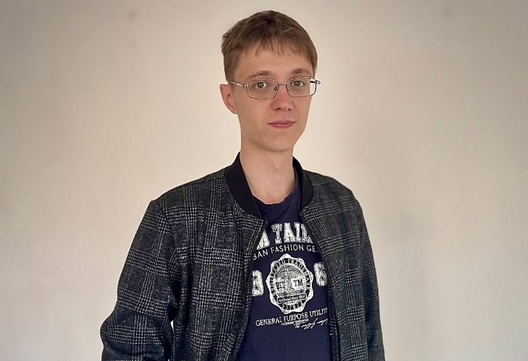 Студент из Челябинска выиграл грант в миллион рублей на стартап Молодой исследователь из Челябинского госуниверситета победил в федеральном конкурсе Студенческий стартап Он получит миллион рублей на развитие собственного проекта Сергей Толстых магистрант химического факультета ЧелГУ На конкурс он представил проект Разработка и оптимизация конструкции угольно пастового электрода Идея возникла при проведении научных исследований Для выполнения работы требовался корпус электрода но коммерческие модели оказались очень дорогими и труднодоступными Появилась идея создания корпусов с использованием 3D печати это позволит уменьшить стоимость продукта а также сделать его более доступным поскольку в России подобные корпуса не производятся пояснил Сергей Толстых Грантовая поддержка от Фонда содействия инновациям поможет продолжить разработку и развивать проект Подписаться на vecherchel Голосовать за канал