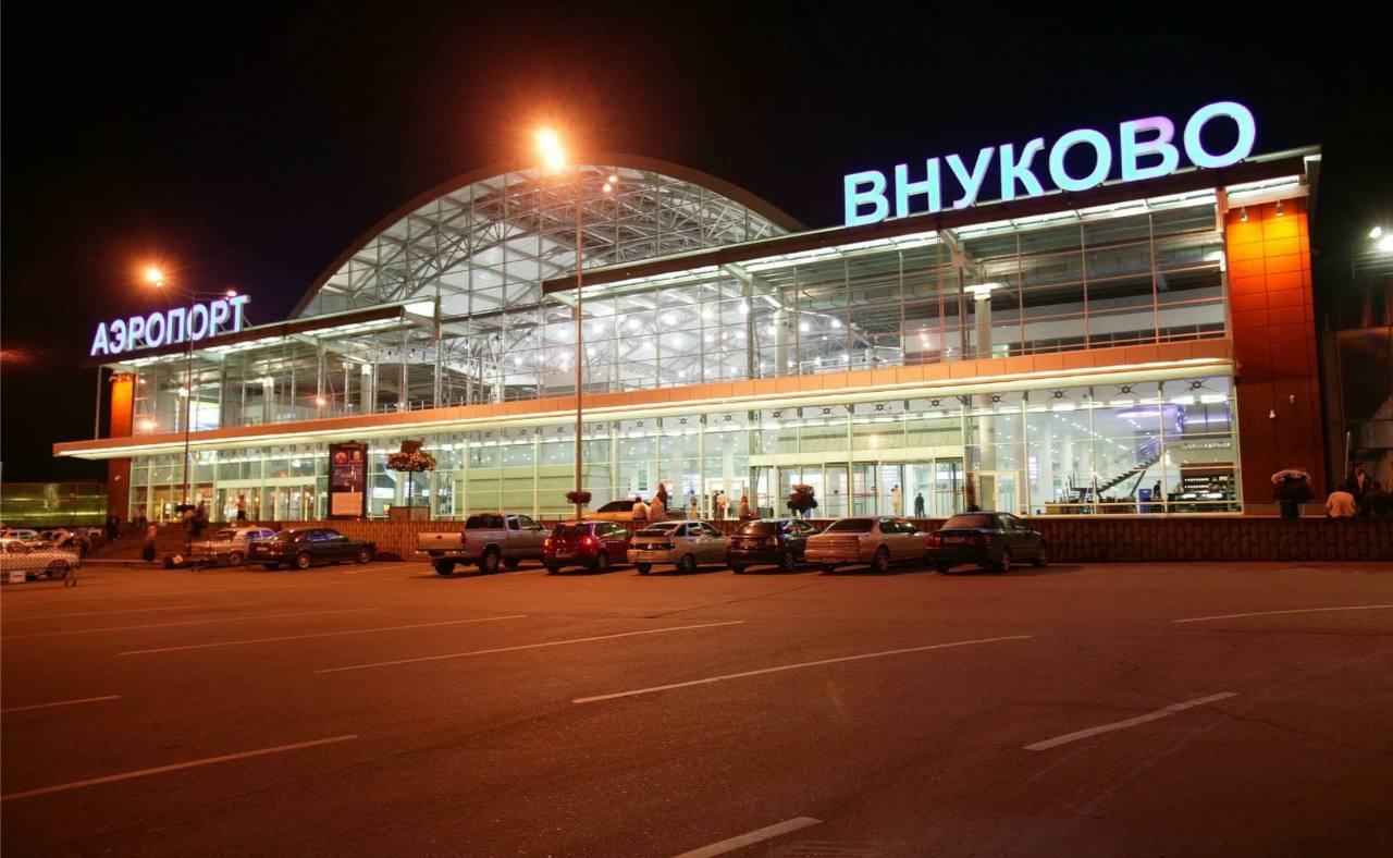  Аэропорт Внуково с 8 по 12 мая усиливает меры досмотра пассажиров Пассажиров призвали приезжать заранее и с пониманием отнестись к возможным задержкам.