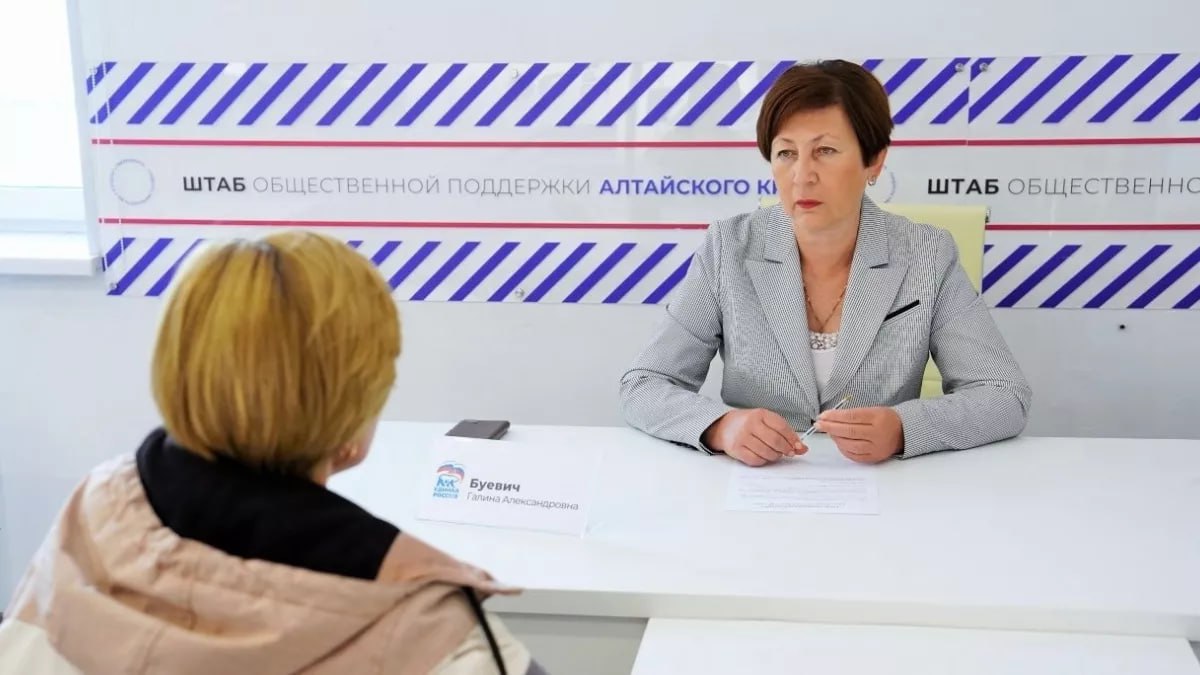 ТОЛК новости Барнаула Алтайского края и Республики Алтай Галина Буевич провела личный прием граждан в Барнауле На встрече к спикеру гордумы обратилась жительница Железнодорожного района с вопросом касающимся благоустройства придомовой территории многоквартирного дома Женщина сообщила что во дворе находится земельный участок имеющий статус неразграниченной территории В настоящее время этот участок нуждается в благоустройстве поскольку на его территории находятся аварийные деревья и несанкционированная свалка Галина Буевич взяла обращение в работу и поручила направить необходимый запрос в районную администрацию Спикер гордумы порекомендовала жителям дома поучаствовать в программе инициативного бюджетирования что может позволить улучшить состояние придомовой территории подробнее на канале ТОЛК новости Барнаула Алтайского края и Республики Алтай