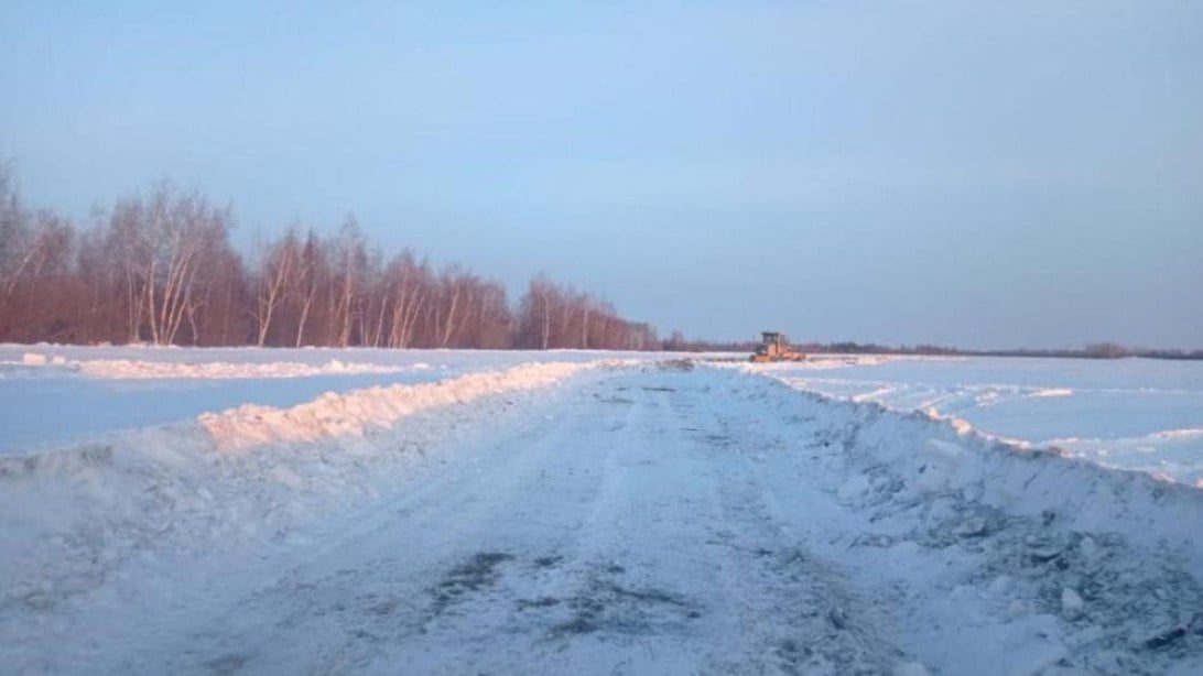 В Якутии открыт ледовый автозимник Сангар-Ситте-Батамай-Булус   Приказом ГКУ "Управтодор РС Я " разрешено движение автотранспорта по ледовому автозимнику Сангар – Ситте – Батамай – Булус  а/д "Сангар" . Проезд открыт 24 декабря для автотранспорта с общим весом до 3 тонн на основании акта обследования автозимника.  Ответственность за обеспечение безопасности движения, надлежащее технико-эксплуатационное состояние ледового автозимника с установкой необходимых дорожных знаков возложена на подрядную организацию ООО ГК "Уйгу-Быйан".