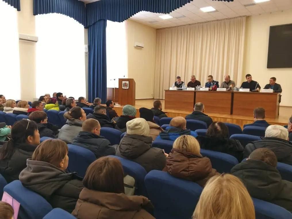 Пострадавший подъезд в Левенцовке возможно удастся сохранить С жителями пострадавшего после атаки БПЛА 14 января подъезда встретился сегодня глава города Главное после этой встречи По предварительному мнению экспертов подъезд удастся сохранить и после всех работ можно будет использовать для проживания Сейчас проводятся временные страховочные работы по укреплению несущих конструкций подъезда В середине предстоящей недели для жителей подъезда будет организована возможность поочередно попасть в квартиры и забрать документы и ценные вещи Администрация Советского района будет оперативно информировать жителей об этапах и сроках обследования и восстановления Администрация Советского района окажет необходимую помощь в скорейшем оформлении предусмотренных выплат справок и других необходимых документов Жители не будут оплачивать коммунальные услуги которые они не потребляют Подписывайтесь на МАХ присылайте новости