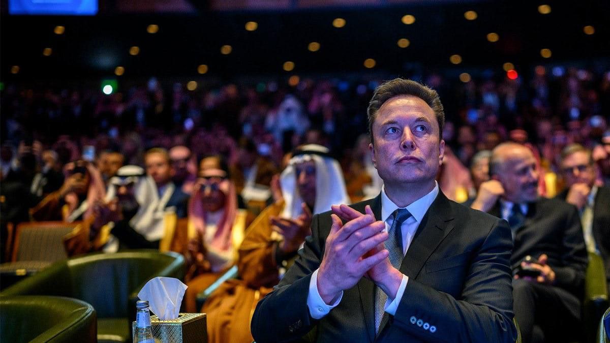 ИИ увеличил состояние десяти самых богатых IT миллиардеров более чем на 550 млрд в 2025 году Об этом пишет Financial Times Издание привело данные Bloomberg Billionaires Index согласно которым 24 декабря состояние 10 миллиардеров достигало почти 2 5 трлн Из этой суммы 645 млрд принадлежит основателю Tesla Илону Маску он находится на первой строчке рейтинга Рост коснулся также соучредителей Google Ларри Пейджа и Сергея Брина 102 млрд и 92 8 млрд соответственно основателя Amazon Джеффа Безоса 15 9 млрд и других Предприниматели получили сотни миллиардов долларов занимаясь чипами для ИИ центрами обработки данных и продуктами с использованием ИИ отмечает газета The White House Telegram Max