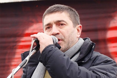 Бывший вице премьер и экс вице спикер парламента Молдовы Юрий Рошка приговорён к четырём годам лишения свободы Окончательное решение вынесла Апелляционная палата сектора Центр Как сообщили в Антикоррупционной прокуратуре ещё в декабре 2009 года Рошка потребовал 1 миллион евро у представителя частной компании обещая за вознаграждение повлиять на председателя Высшей судебной палаты для удовлетворения апелляции против решения Экономического суда 2 августа Кишинёвский суд признал его виновным в торговле влиянием и назначил шесть лет тюремного заключения в полузакрытом учреждении а также постановил конфисковать в пользу государства 227 тысяч долларов с его счёта Защита подала апелляцию в результате чего срок был сокращён на два года Приговор вступил в силу и подлежит исполнению однако может быть обжалован в течение двух месяцев после получения полного текста постановления Вместе с тем известно что до оглашения окончательного решения Юрий Рошка покинул территорию Молдовы Отсчёт срока наказания начнётся с момента его задержания