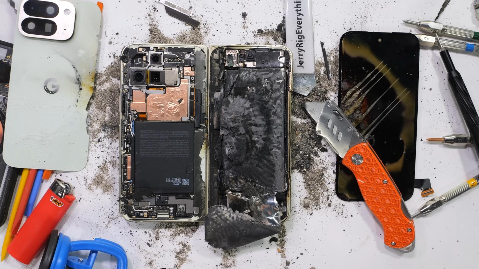 Pixel 10 Pro Fold катастрофически провалил тест на прочность К такому выводу пришёл JerryRigEverything Новая раскладушка от Google не только ничем не лучше прошлой но и загорелась это первый смартфон который сгорел на столе у блогера Возгорание началось после того как блогер согнул смартфон Согнуть его удалось без проблем Защита от пыли у Pixel 10 Pro Fold тоже не лучше чем раньше хотя это первая раскладушка с пылевлагозащитой IP68 rozetked me news 42147