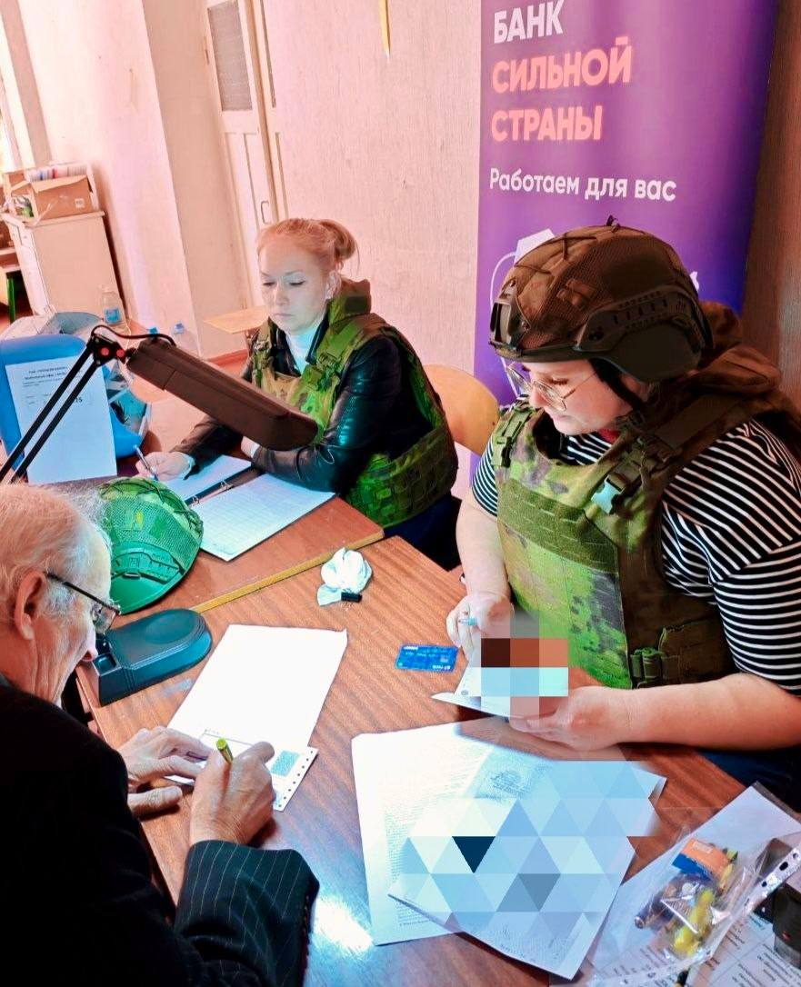 Выездное обслуживание ПСБ заработало в Украинске Донецкой Народной Республики. Вслед за Курахово и Горняком это третий освобожденный населенный пункт в ДНР, где за последние недели появился мобильный офис банка. Сейчас жители Украинска могут получить моментальные дебетовые карты «Твой банк» для начисления пенсий, пособий и зарплат. Для оформления достаточно документа, удостоверяющего личность. «В Украинске сейчас проживают в основном граждане старшего поколения, и организация банковского обслуживания этой категории клиентов на освобожденных территориях – приоритетный вопрос. Важно обеспечить местных жителей необходимыми финансовыми инструментами и максимально поддержать в период восстановления жизнедеятельности города. Уже в ходе первой поездки мы получили много положительных отзывов от населения. Наши выезды в Украинск запланированы по графику несколько раз в неделю. В дальнейшем перечень услуг будет расширяться», - прокомментировал Александр Бобрик, управляющий Донецким филиалом ПСБ.