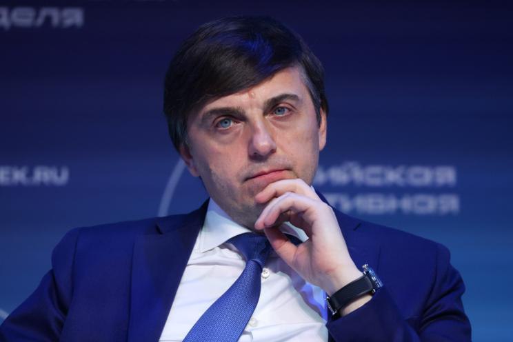 Сергей Кравцов представил дизайн обложек новых учебников по обществознанию Глава Минпросвещения РФ Сергей Кравцов представил обложки новых единых учебников по обществознанию которые будут использоваться в школах в 2026 2027 учебном году Обложки относятся к учебникам для 10 х и 11 х классов На обложке учебника для 10 го класса изображен памятник Рабочий и колхозница а для 11 го класса фонтан Дружба народов На обоих макетах также изображены разные достопримечательности России