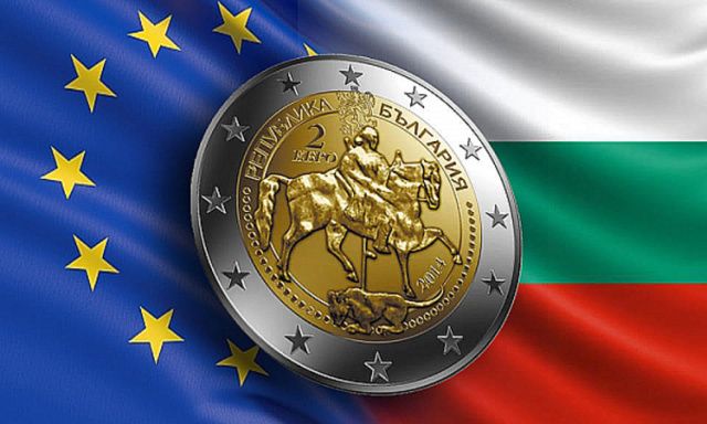 Прощай, лев! Болгария переходит на евро с 1 января 2026 года    Переход Болгарии на евро будет осуществляться поэтапно с 8 августа 2025 года по 31 декабря 2026 года. В течение этого периода цены на товары и услуги будут отображаться как в болгарских левах, так и в евро по фиксированному курсу 1 евро = 1,95583 лева.    С 8 августа до конца 2025 года все цены будут указываться в двух валютах, но расчёты можно будет проводить только в левах. С 1 января 2026 года начнётся период параллельного обращения валют: платежи можно будет совершать как в левах, так и в евро, но сдача будет выдаваться преимущественно в евро. Если у продавца нет евро для сдачи, он вернёт только левы, при этом смешанная выдача  часть в евро, часть в левах  запрещена.   С 1 февраля 2026 года евро станет единственной валютой для расчётов, хотя для удобства цены ещё год будут дублироваться в левах.   Болгария станет 21-й страной еврозоны, присоединившись к ней после Хорватии, которая перешла на евро в 2023 году. Ранее Болгария не могла ввести евро из-за несоответствия критериям, в частности из-за высокой инфляции, так как одним из обязательных условий является устойчивая стабильность цен.  Среди основных опасений, связанных с переходом Болгарии на евро, – возможный рост цен, что наблюдалось в других странах при смене валюты, а также снижение туристической привлекательности. Многие туристы воспринимали Болгарию как бюджетное направление именно благодаря левам, и переход на евро может изменить этот имидж.