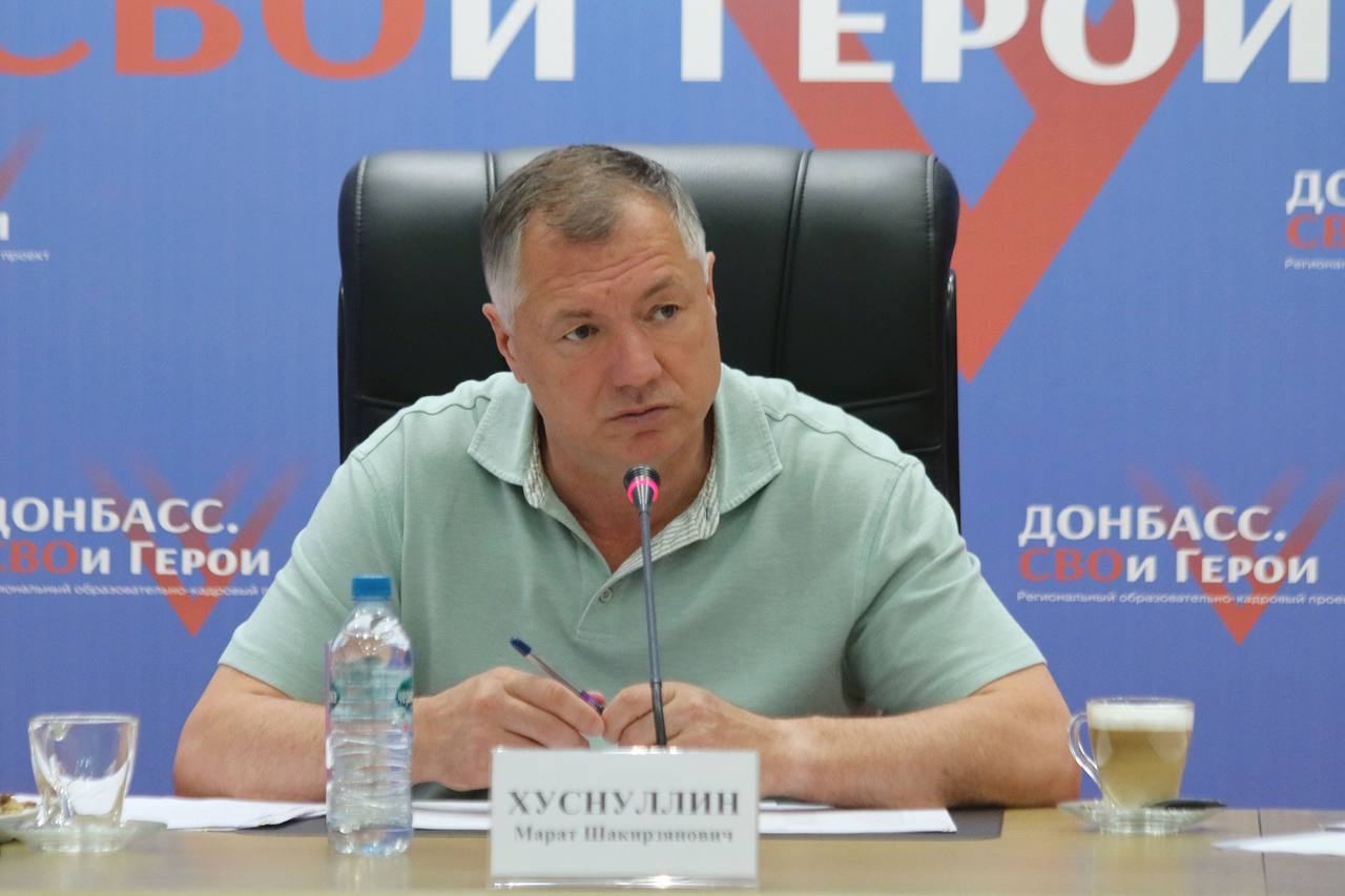 Провёл отдельное совещание по вопросам водоснабжения ДНР  Ситуация в Республике сложилась непростая. С Минстроем, Фондом развития территорий и региональной командой обсудили краткосрочные, среднесрочные и долгосрочные меры, которые помогут стабилизировать ситуацию.   Все, что касается среднесрочных мер, которые касаются переброски воды, мы выполняем в полном объёме. Ключевая задача на текущий момент – экономия и снижение потерь на сетях.  Глобально у нас стоит вопрос о возможности строительства дополнительной нитки водовода по увеличению пропускной способности канала Дон-Донбасс. Будем принимать решение, докладывать Президенту.  Сейчас надо обеспечить людей питьевой водой: добавить водовозки и ёмкости, чтобы элементарная минимальная потребность населения была закрыта.   Мы имеем опыт решения подобного вопроса в Крыму, там эту проблему победили, победим и здесь!
