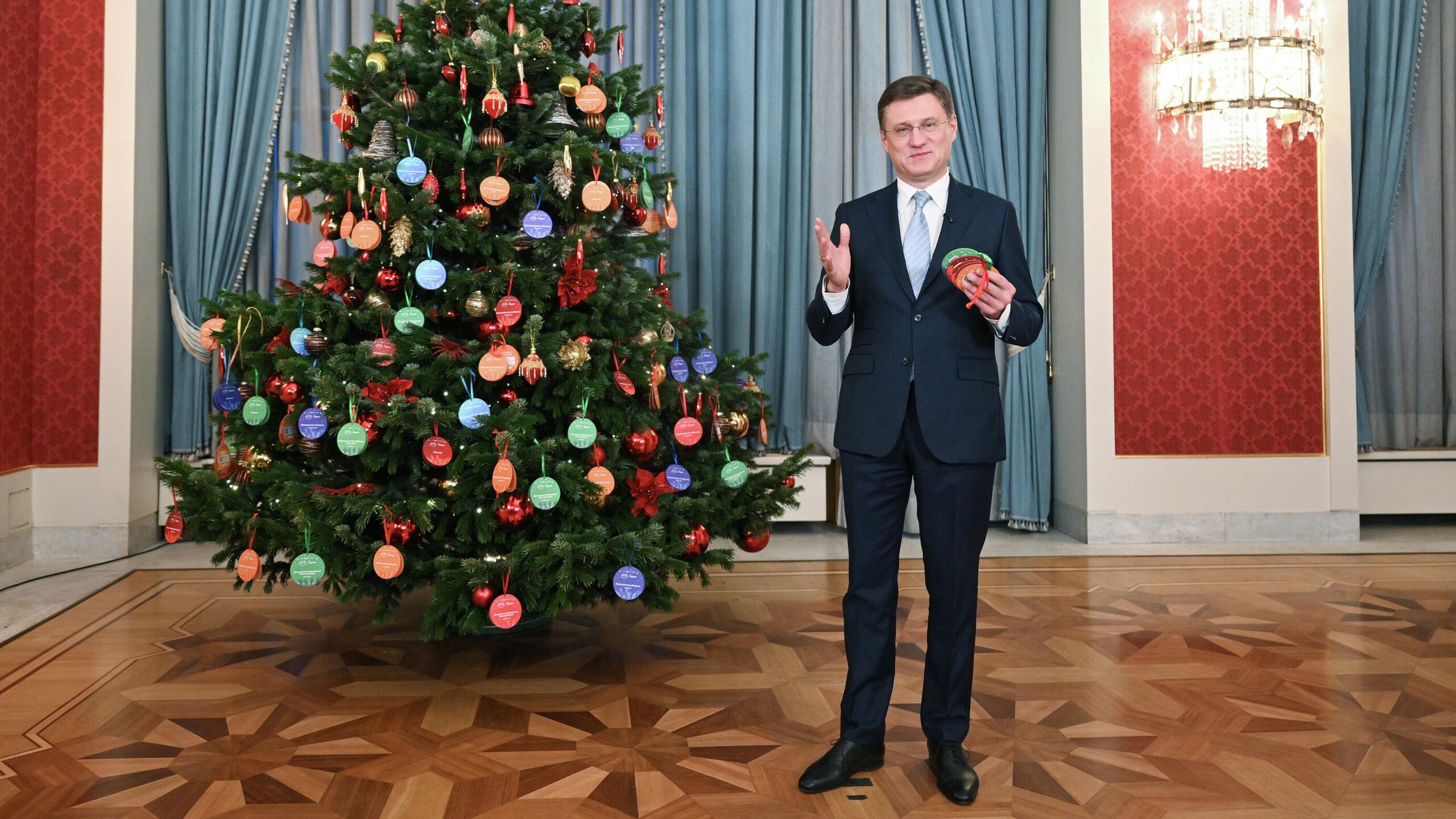 Вице премьер РФ Александр Новак исполнил мечту 11 летней Ксении из Санкт Петербурга о наборе для рисования с мольбертом в рамках акции Елка желаний Девочка перед Новым годом приехала в Москву с мамой и старшей сестрой Вместе они посетили каток на ВДНХ Москвариум сходили в Большой театр на балет Щелкунчик а также посетили необходимых врачей В завершении поездки Новак подарил Ксении которая уже четыре года увлекается рисованием этюдник с мольбертом кистями и красками Всероссийская благотворительная акция Елка желаний проходит с 2018 года За это время выполнено уже более 320 тысяч желаний Ее цель подарить радость и ощущение новогоднего волшебства детям оказавшимся в трудной жизненной ситуации Вице премьер России 22 декабря заявил что исполнит мечты пятерых детей из Свердловской области Санкт Петербурга и Ставропольского края в рамках этой акции