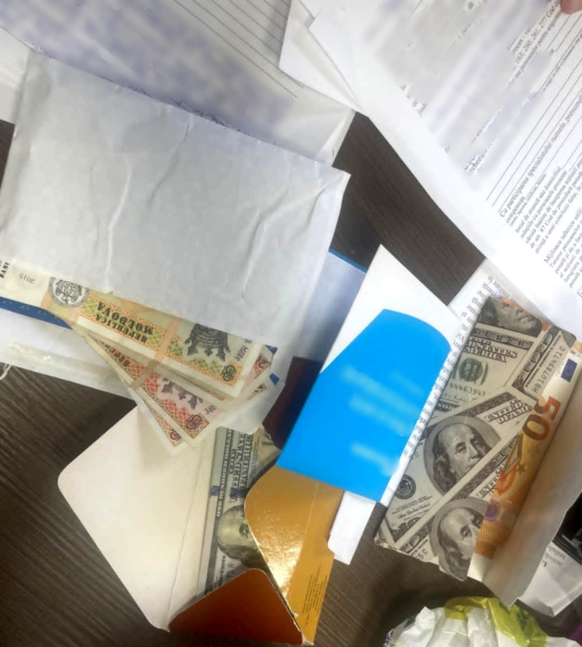Руководство центра для пожилых людей и инвалидов задержано по делам о коррупции Сотрудники Национального Антикоррупционного Центра и прокуратуры Кишинёва задержали директора, его заместителя и посредника из центра реабилитации в Вадул-луй-Водэ. Их подозревают в коррупции, торговле влиянием и присвоении средств при проведении госзакупок. По данным следствия, чиновники систематически требовали взятки от 10 до 40 тысяч леев за манипуляции с тендерами, а также присваивали деньги, полученные за лечение. Проведено свыше 50 обысков, трое фигурантов расследования задержаны на 72 часа.