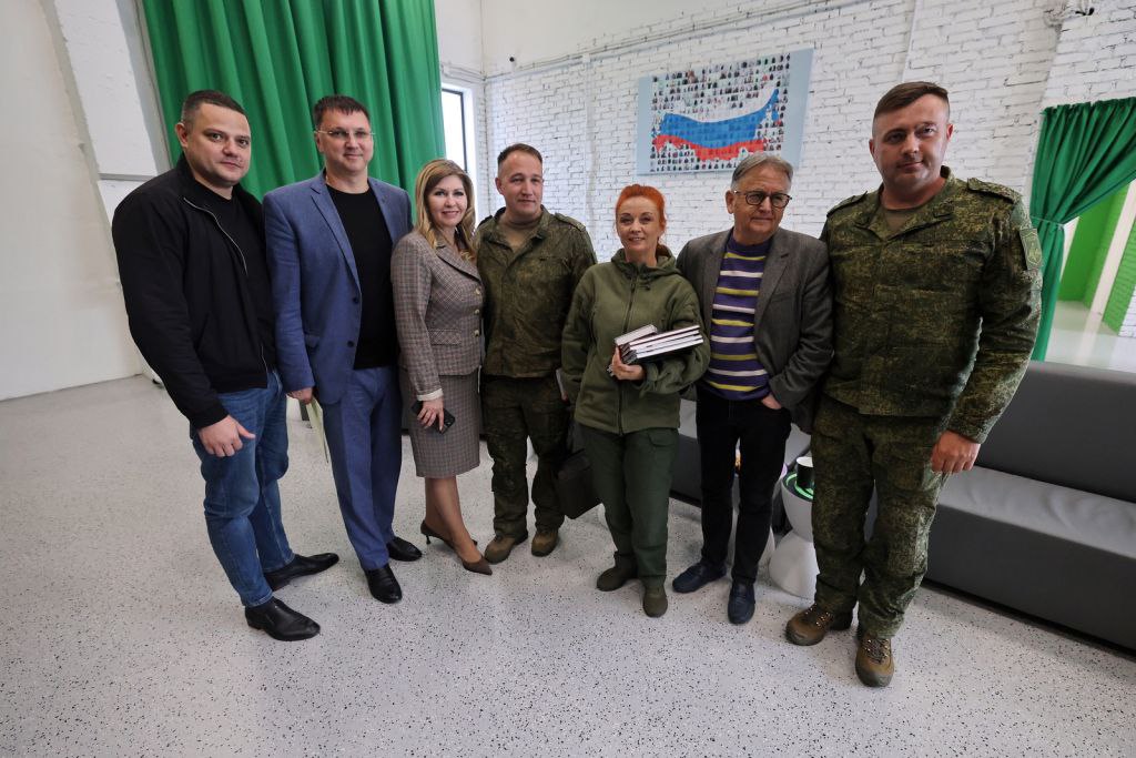 В Приморье из зоны СВО приехала рабочая группа военнослужащих группировки войск «Восток» для проведения патриотических мероприятий, приуроченных к Году защитника Отечества и Дню России. В числе ключевых событий – масштабный научно-практический форум «Народ и армия едины», который 10 июня состоится в кампусе ДВФУ на острове Русский. Ещё одним важным мероприятием станет патриотическая акция «Россия – страна героев», приуроченная к Дню России, 12 июня она пройдет в Уссурийске. Также за время визита делегация группировки войск «Восток» побывает в воинских частях Приморского края, проверит организацию военно-социального обеспечения военнослужащих, участников СВО и членов их семей.