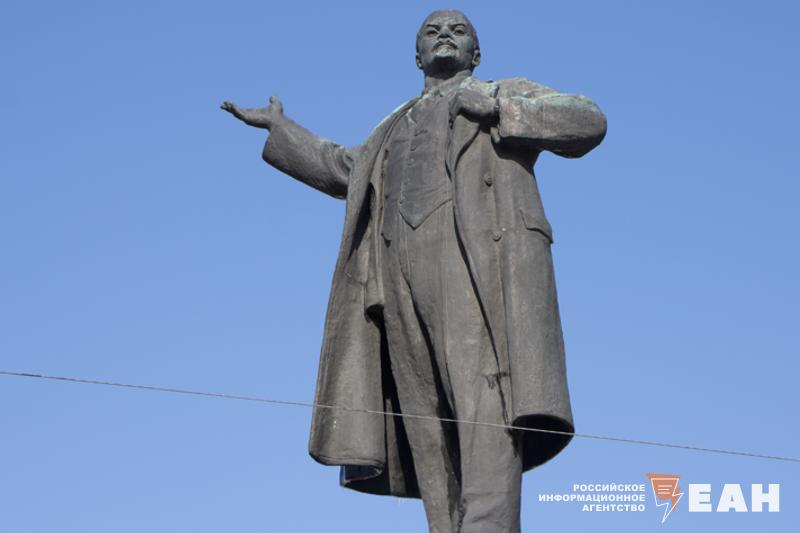 Челябинские коммунисты не смогли оспорить запрет на использование ИИ в агитации Использование нейросетей для создания агитационных материалов признали незаконным Точку в споре между челябинским областным отделением КПРФ и региональным избиркомом поставил Верховный суд В преддверии выборов в заксобрание которые состоялись в сентябре прошлого года коммунисты распространили листовки с изображениями людей сгенерированными искусственным интеллектом Избирком признал такую агитацию незаконной Областной суд встал на сторону КПРФ Избирательная комиссия подала апелляционную жалобу В результате решение суда первой инстанции отменили Оспорить запрет в Верховном суде коммунистам также не удалось Первый секретарь челябинского обкома КПРФ Денис Курочкин отметил что подобный запрет крадет возможности создания достойных агитматериалов у кандидатов не обладающих значительными ресурсами Он отметил что партия продолжит борьбу на уровне Конституционного суда Подписаться на канал ЕАН Челябинск