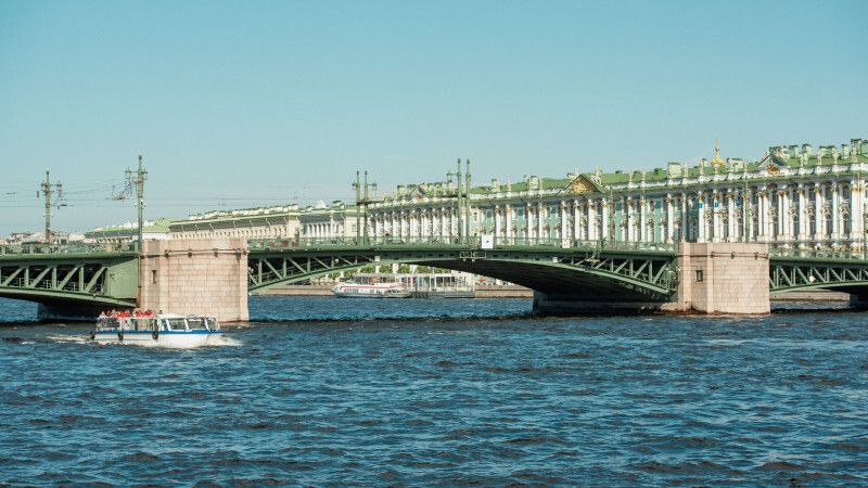 Мосты в Петербурге не будут разводить в ночь на 10 мая Как сообщается 7 мая в Telеgram-канале "Мостотреста", в ночь с 9 на 10 мая мосты в Петербурге не поднимут свои пролеты. Разводка отменена в связи с празднованием Дня Победы. Напомним, что согласно традиции, мосты в Северной столице не разводят по праздникам. Например, переправы также остаются сведенными в ночь на 2 мая, на 13 июня, а также на 5 ноября. Петербуржцев и гостей города призывают быть внимательными и заранее планировать удобные маршруты. Изменения в графике разводки можно найти на сайте организации, в её ВК-паблике или мобильном приложении.