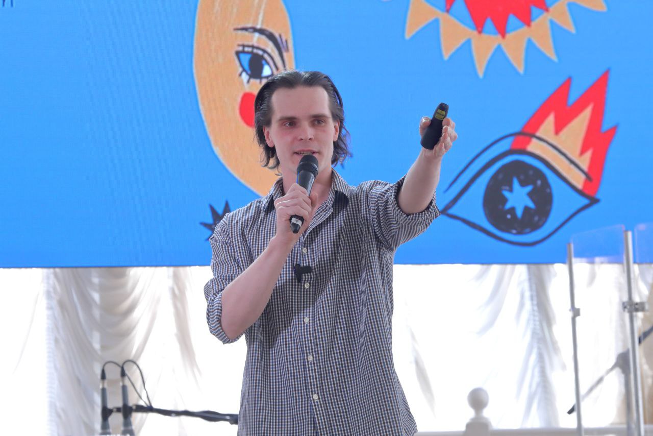 В Свердловской музкомедии поставят мюзикл о любви советского летчика и девушки из чукотского поселка Уэлькаль В Екатеринбурге состоялся финал Лаборатории музыкальных театров в рамках проекта Сцена будущего Всего было подано около 30 заявок от молодых режиссеров со всей страны работу лаборатории возглавил руководитель Московского музыкального театра имени Натальи Сац Георгий Исаакян Шесть финалистов презентовали идеи своих постановок на очном этапе Участников лаборатории не ограничивали в выборе материала среди режиссерских предложений оказались мюзиклы музыкальный спектакль оперетта опера и опера вербатим Победителем лаборатории стал Иван Федчишин актер и режиссер Коляда театра педагог Екатеринбургского театрального института Иван представил экспликацию мюзикла Уэлькаль В его основе реальные события времен Великой Отечественной войны история любви военного летчика и девушки из чукотского поселка Уэлькаль Победитель лаборатории поставит спектакль на сцене Свердловской музкомедии В команде с Иваном Федчишиным драматург Мария Бердинских композитор Арина Черепович художник Лев Низами Фото Свердловская музкомедия Культура Урала