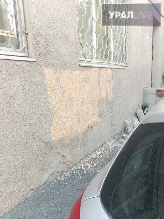 В Екатеринбурге закрасили надписи на азербайджанском «смерть русским» Надписи со словами «ruslara ölüm» что переводится с азербайджанского как «смерть русским» появились в Кировском районе Екатеринбурга — на домах по улице Академической. Дома обслуживает управляющая компания «Радомир». Представители УК оперативно отреагировали и закрасили граффити экстремистского толка. Между тем старые азербайджанцы говорят, что не могут прочитать эти надписи. — Они сделаны на современном азербайджанском, где латинские буквы. Мы же привыкли читать на азербайджанском, где были русские буквы, — поясняют возрастные представители этой национальности. Видео с задержания азербайджанского вора в законе Вагифа Сулейманова «Вагифа Бакинского» в Москве