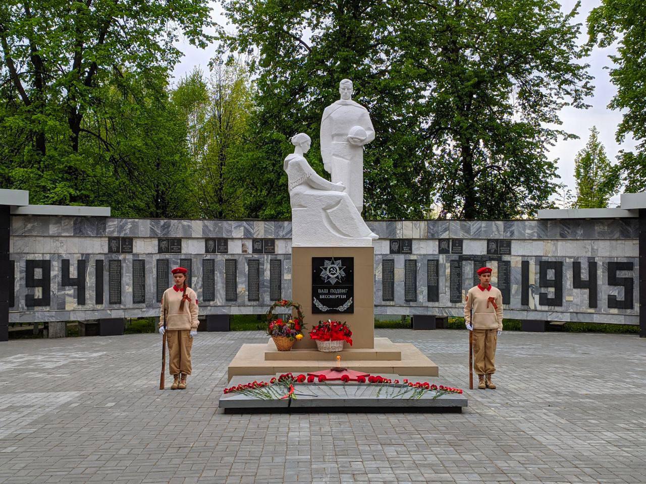 Школьники начали падать в обморок на патриотической акции к 9 мая в Ульяновской области. Часть из них госпитализировали ЧП произошло во время акции «Парад Памяти» в Большенагаткинской средней школе в Большом Нагаткино Цильнинского района 7 мая. Как сообщает «Улпресса», учащиеся прошли шествием с портретами участников Великой Отечественной войны к мемориальному комплексу. Во время построения 12 школьникам внезапно стало плохо: дети начали падать в обморок, у некоторых, как утверждает издание, начались судороги. «Вызвали скорую, у первых вроде было похоже на эпилепсию, у кого — что-то типа судорог, кто-то просто ослаб. Давали попить воды, они ее набирали в рот и тут же выплевывали», — приводит слова местных жителей «Улпресса». Врачи скорой оказали всем школьникам первую помощь, шестерых отправили в Большенагаткинскую районную больницу. Медики подтвердили, что у детей резко ухудшилось самочувствие. У некоторых подскочило давление, одной девочке поставили капельницу. В Минпросвещения и воспитания Ульяновской области сообщили 73online, что детям диагностировали «функциональное расстройство вегетативной нервной системы». Причиной могло стать эмоциональное напряжение, заявил источник издания в силовых структурах, добавивший, что в школе учащиеся ничего не ели : vladimirbabaikin / Telegram