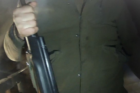 В Амурской области трое мужчин охотились на зайцев на грузовике Нарушение выявили в Зейском округе недалеко от поселка Октябрьского Как рассказали в региональном управлении по охране животного мира в ночное время инспекторы госохотнадзора остановили для проверки автомобиль КамАЗ передвигавшийся по охотничьим угодьям В кабине находились трое жителей Зеи с расчехленным карабином Сайга с патронами к нему а также петли для отлова зайцев Разрешений на право охоты у мужчин не оказалось Нарушители признали свою вину На них составлены административные протоколы орудия охоты изъяты