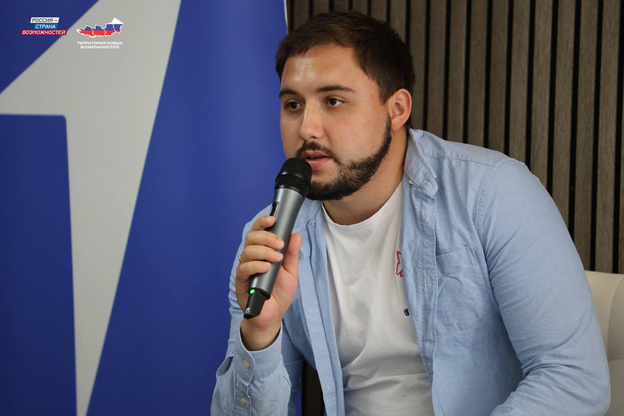 Команда "Россия — страна возможностей" провела обучающую игру для юных медийщиков Херсонской области  Мероприятие состоялось на съезде Движения Первых в Железном Порту. В ходе игры школьники попробовали себя в роли продюсеров, редакторов и корреспондентов.  "Особое внимание уделялось роли журналиста в современном мире и важности личной ответственности за публикуемый материал", — говорится в сообщении.    ПОДПИСАТЬСЯ НА ТАВРИЮ