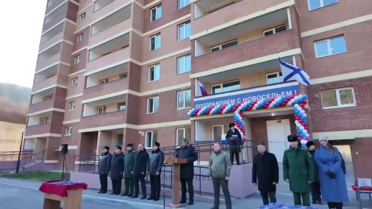 Военнослужащие ТОФ и участники СВО получили ключи от новых квартир в Снеговой Пади