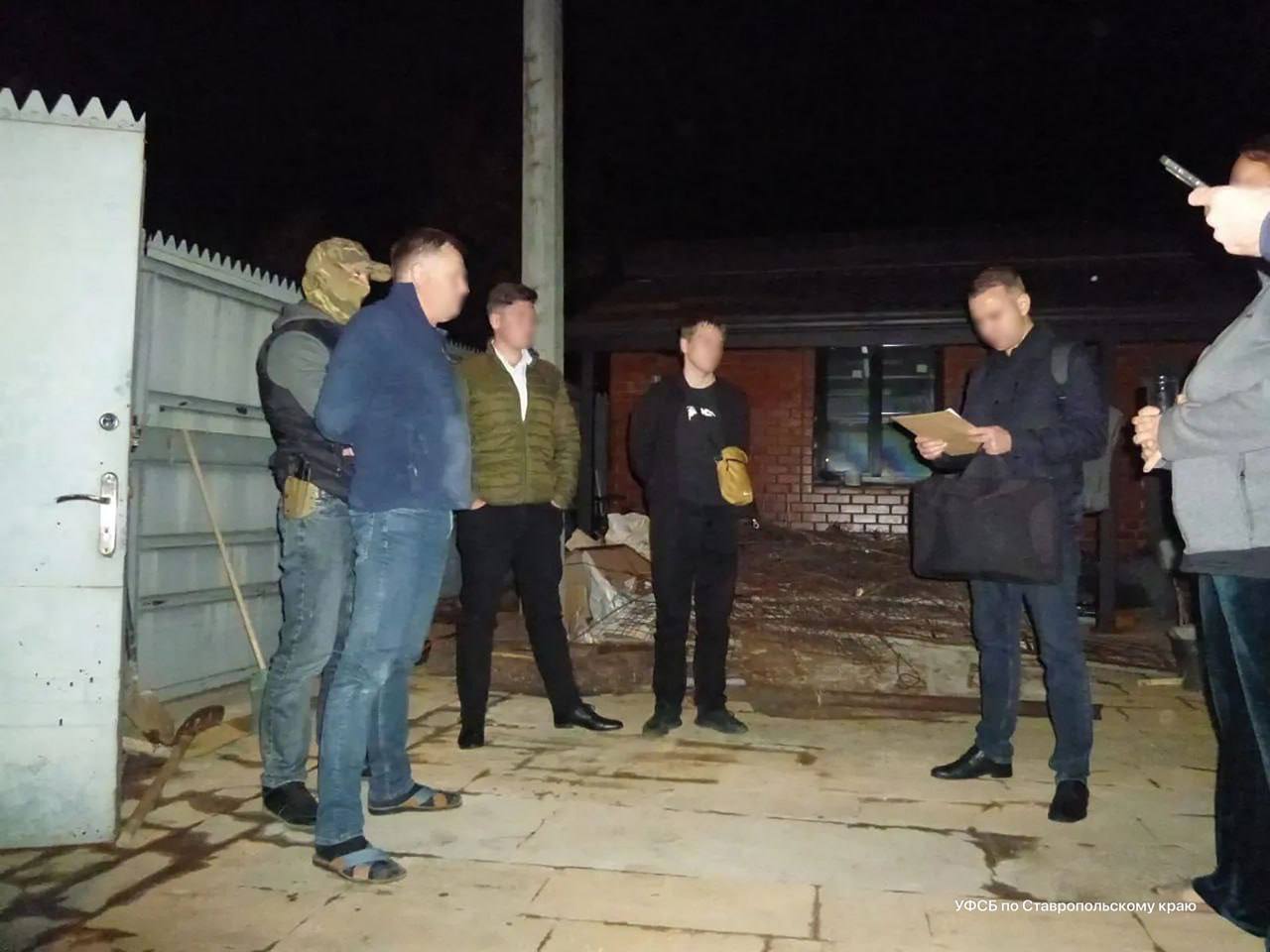 Замруководителя Россельхознадзора по СКФО Павел Сафатов задержан Его заподозрили в получении взятки в 3 млн рублей Уголовное дело возбудили по ч 6 ст 290 УК РФ Получение взятки в особо крупном размере По версии следствия в октябре 2025 года подозреваемый узнал о нарушениях при использовании коммерческой организацией земель сельскохозяйственного назначения После этого в адрес организации ведомство направило претензии о разработке проекта рекультивации земель и уплаты в бюджет Нефтекумского округа Ставропольского края почти 24 5 млн рублей за нанесенный вред За прекращение контрольно надзорных мероприятий по досудебным претензиям и непредъявление иска на возмещение нанесенного ущерба фигурант дела предложил директору организации передать ему 3 млн рублей Теперь Сафатову грозит до 15 лет лишения свободы Расследование продолжается Подписывайтесь на Экодиктатуру