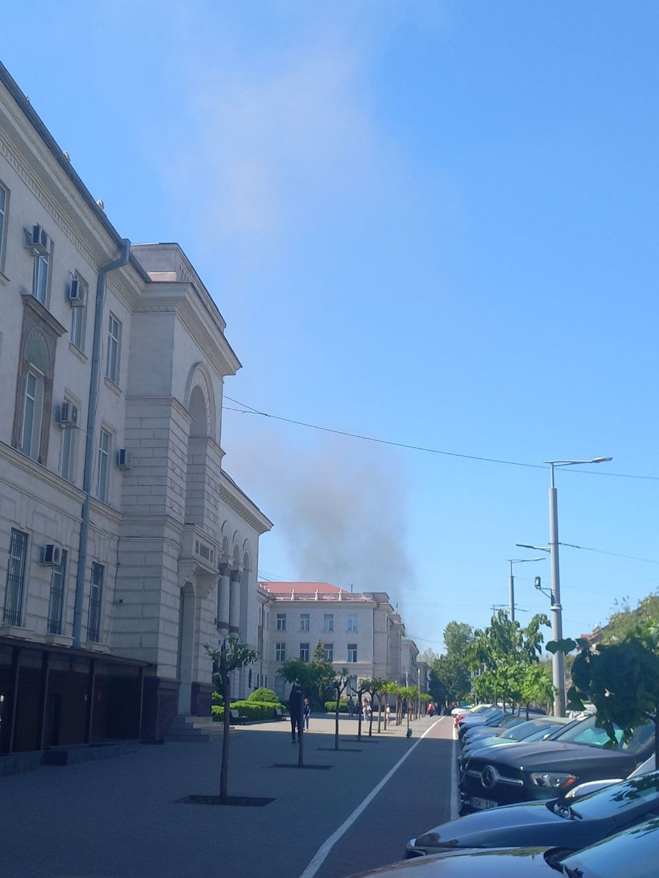 Пожар в центре Кишинева, сообщают что горит здание рядом с заброшенным кафе "Гугуцэ". Кишинев Live. Подписаться
