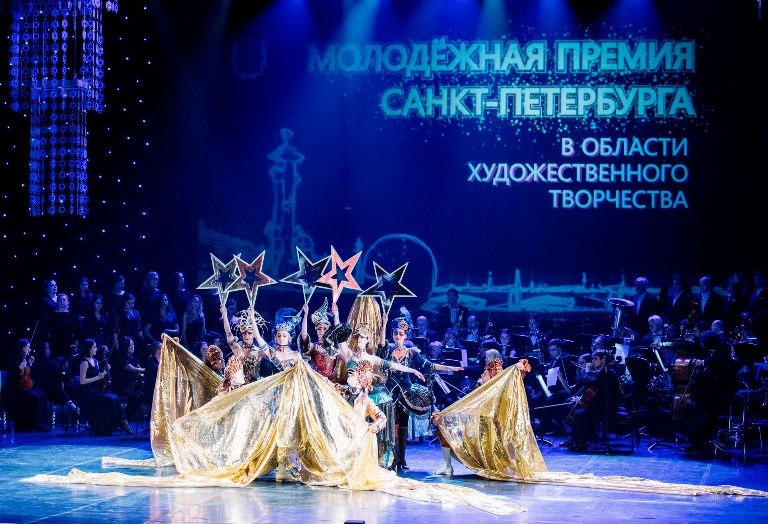 Теперь студенты впервые получили возможность претендовать на Молодежную премию Санкт Петербурга в области художественного творчества для них учреждена отдельная номинация Ранее эта награда им была недоступна С введением категории За достижения в области художественного творчества среди студентов по инициативе губернатора Александра Беглова молодые дарования получат дополнительную поддержку и признание Фото Правительство Санкт Петербурга