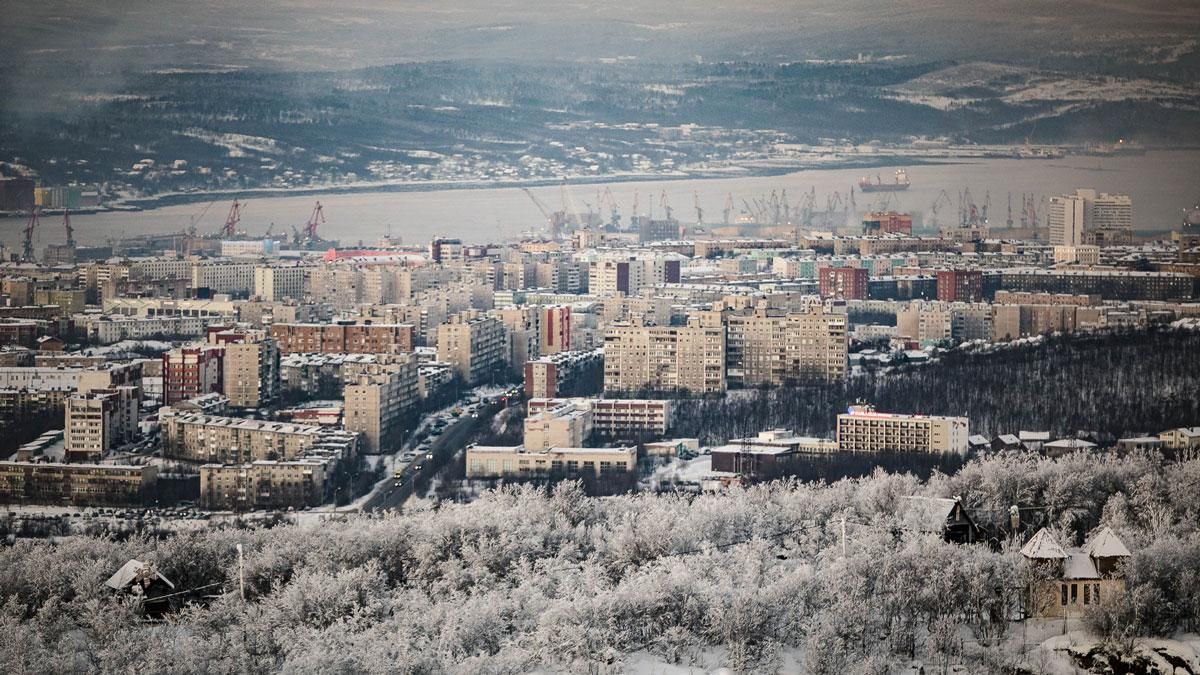 Арктика национальный приоритет России Президент Владимир Путин поддержал запуск комплексного проекта Арктика и Трансарктический транспортный коридор Инициатива предложенная губернатором Мурманской области Андреем Чибисом призвана ответить на ключевые вызовы Суть проекта  сохранить лидерство в Арктике после 2035 года  преодолеть демографический отток  создать транспортный коридор мирового значения Развитие Арктики сегодня это как освоение космоса для СССР отмечает Чибис председатель комиссии госсовета по направлению Северный морской путь и Арктика Как Россия будет укреплять свои позиции в стратегическом регионе читайте в материале Ведомости Страна Дмитрий Дубов