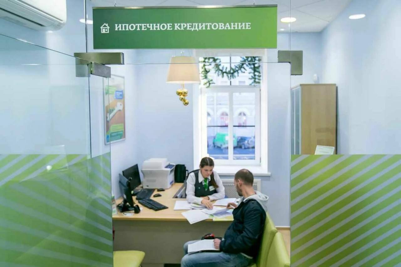 Ипотека подешевела почти на 5% с начала года, но все еще недоступна По данным «Дом. РФ», средние ставки по ипотеке в России снизились на 4,5-4,8 процентных пункта с января по июль 2025 года, опустившись ниже 25% годовых. Снижение произошло на фоне уменьшения ключевой ставки, однако эксперты отмечают, что ипотека остается «крайне высоким уровнем, во многом заградительным для граждан». Аналитики ожидают восстановления спроса на ипотеку и жилье при снижении ключевой ставки ниже 15%, прогнозируя значительное смягчение денежно-кредитной политики в первом квартале следующего года. По прогнозам, по итогам 2025 года будет выдано около 1 млн ипотечных кредитов на 3,8 трлн рублей, что на 20% ниже прошлогоднего показателя. Фото: РИА