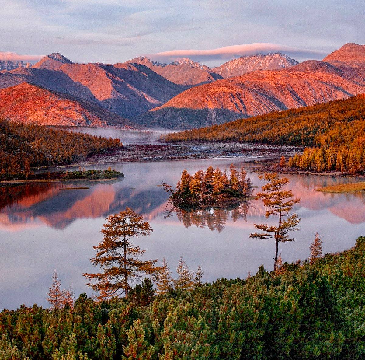 Статус особо охраняемых территорий в том числе памятников природы Колымы рассмотрели на совещании с профильными ведомствами Эти уникальные места должны быть доступны для жителей и туристов обеспечены инфраструктурой экологическими тропами Поручил министерству природных ресурсов разработать и определить виды разрешённой деятельности для защиты территории от негативного влияния промышленных производств Это важно для гармоничного и комплексного развития Магаданской области MAX