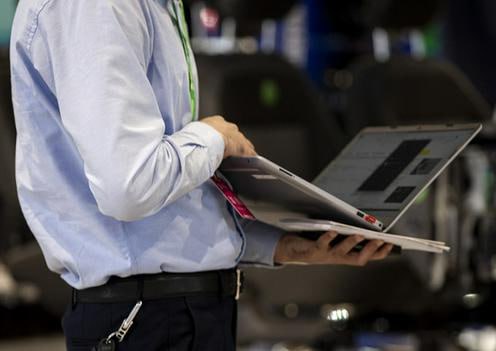 В Узбекистане установят порядок регистрации бизнеса за 15 минут С 1 января 2026 года в стране начнёт действовать новая система государственной регистрации предпринимателей утверждённая указом президента Шавката Мирзиёева Будущие бизнесмены смогут одновременно получать ключ ЭЦП открывать и активировать банковские счета подавать заявления на лицензии оформлять аренду недвижимости регистрироваться как плательщики НДС приобретать и регистрировать онлайн кассы а также назначать руководителя юрлица с постановкой его на учёт в Единой национальной системе труда Все услуги будут доступны по выбору заявителя а оплата через единый QR код Кроме того с 2026 года индивидуальным предпринимателям разрешат использовать фирменное наименование вместо обязательного указания полного имени Подробнее на нашем сайте Актуальные новости из Центральной Азии fergananews