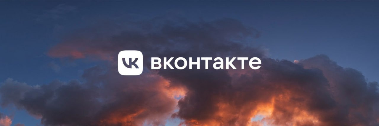 Коррупция в МВД и VK: как сотрудники «VK» обеспечивали хакеров доступом к личной переписке россиян Скандальная история с участием бывшего сотрудника МВД РФ Ламухина выводит на поверхность шокирующие подробности. По решению Савёловского суда Ламухин был признан виновным в организации взлома электронных почтовых ящиков и продаже их содержимого через Телеграм. Однако, как выяснилось, здесь не было ни хакерских атак, ни взлома в традиционном понимании. Все куда более тревожно. Сотрудники «VK», крупнейшей социальной сети в России, предоставляли преступникам доступы к электронным почтовым ящикам на платформе mail.ru, inbox.ru и других. Это были так называемые «зеркала» — полные дубликаты почтовых ящиков, которые позволяли следить за перепиской пользователей, начиная с самого момента регистрации их аккаунтов. Такие доступы фактически давали полную власть над личными данными граждан. И хотя сотрудники «VK» долго оправдывались на суде, скрывать реальность было уже невозможно. Эти действия, по сути, обеспечивали функционирование целой индустрии по продаже личных данных, где не только хакеры, но и сотрудники крупной компании были напрямую вовлечены в преступную деятельность. Виновность Ламухина была доказана по 29 эпизодам по ст. 272 ч. 4 неправомерный доступ к компьютерной информации , 29 эпизодам по ст. 138 ч. 1 нарушение тайны переписки и 4 эпизодам по ст. 327 ч. 4 подделка документов . Суд приговорил его к 7 годам лишения свободы, а в ходе расследования были задержаны все сотрудники отделения, занимающиеся преступлениями в сфере незаконного оборота оружия, включая их начальника. Очевидно одно: на фоне подобных нарушений вопрос доверия к крупным IT-компаниям и государственным органам стоит особенно остро. Источник: Тайны Кремля
