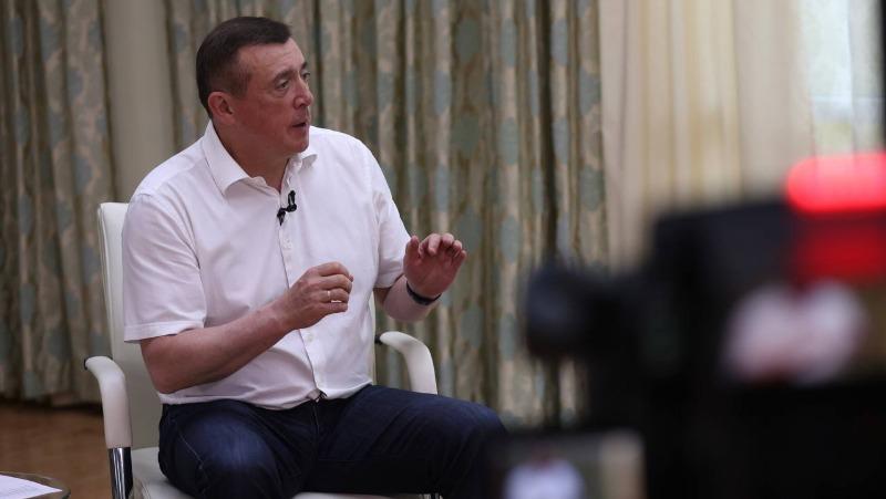 Депутат облдумы Круглик прокомментировал прошедшую прямую линию с Валерием Лимаренко Депутат Сахалинской областной Думы Артем Круглик прокомментировал прямую линию главы региона. Он отметил высокий уровень взаимодействия между населением и правительством региона. Как отметил Артем Круглик, жителей области справедливо беспокоит состояние домов: подъезды, подвалы, фасады — все требует внимания. У нас действует региональная программа по ремонту подъездов и подвалов многоквартирных домов, и люди уже отмечают позитивные изменения: обновленные фасады, чистые и освещенные подъезды, своевременный ремонт. Это не просто косметические улучшения — это забота о комфорте и безопасности людей, — сказал Круглик. Он подчеркнул, что особенно важно проводить работу системно: не просто устранять проблемы по мере их появления, а приводить дома в порядок по заранее составленному плану. Контроль со стороны губернатора гарантирует, что бюджетные средства будут направлены на улучшение жизни жителей. ——— : Прислать нам новость: