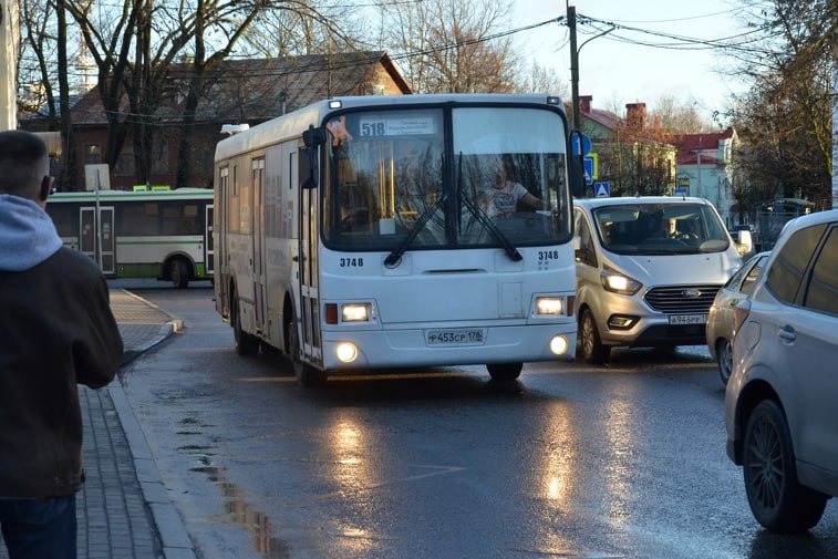 Петербургские разработчики из университета ИТМО создали ИИ сервис который оптимизирует маршруты городского транспорта Он за пару часов анализирует все существующие автобусные трамвайные и троллейбусные маршруты с учетом того сколько тратят пассажиры и перевозчики а также спроса на транспорт В итоге сервис выдает рекомендации как сделать маршруты удобнее и сбалансированнее чтобы всем было комфортно Главное преимущество ConnectPT это его простота и экономичность Для работы ему достаточно минимального количества данных которые можно взять из открытых источников Подпишись на СЗФОшную